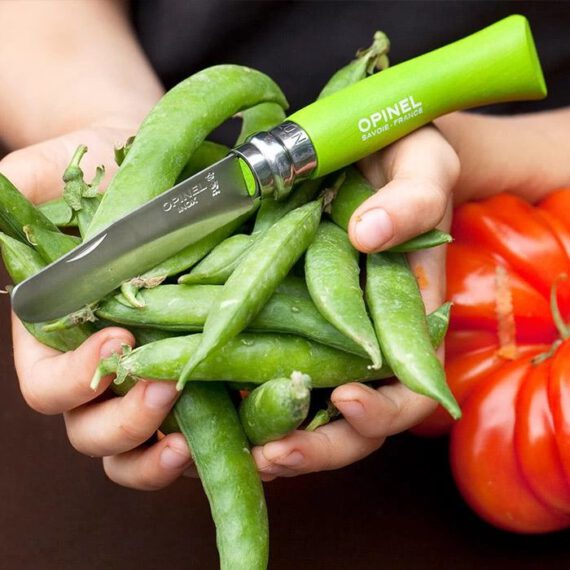 אופינל לילדים ירוק סכין בעל קצה מעוגל של Opinel הוא אידיאלי לאפשר לילדים ללמוד איך להשתמש בסכין. סכין מומלץ בתור הסכין הראשון בעל קצה הקהה והעגול בתוספת טבעת בטיחות כפולה "VIROBLOC" שנועלת את הלהב במצב פתוח או סגור.