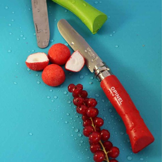 אופינל לילדים אדום סכין בעל קצה מעוגל של Opinel הוא אידיאלי לאפשר לילדים ללמוד איך להשתמש בסכין. סכין מומלץ בתור הסכין הראשון בעל קצה הקהה והעגול בתוספת טבעת בטיחות כפולה "VIROBLOC" שנועלת את הלהב במצב פתוח או סגור.